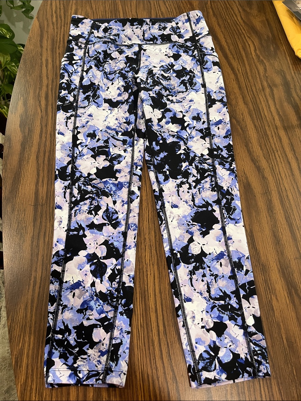 Calvin Klein Black, White & Light Blue Floral-Print Performance Leggings